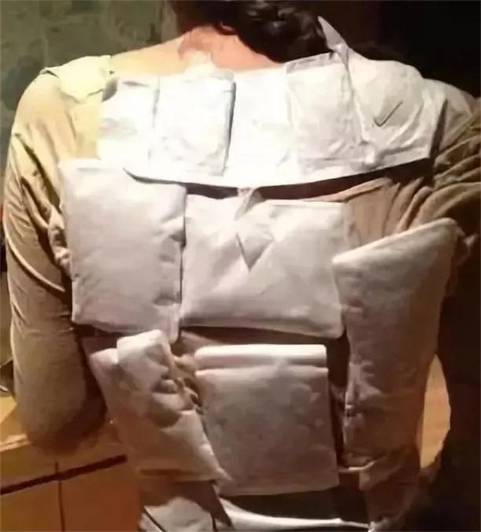 背上贴满暖宝宝